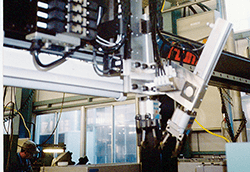 写真：小型クランク研磨自動化ラインの自動化装置（ローダー）
